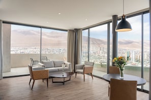 Appartement Exécutif | Coin séjour | Télévision LCD de 32 pouces avec chaînes par câble, télévision