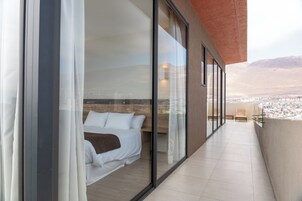 Ropa de cama de alta calidad y caja de seguridad en la habitación 