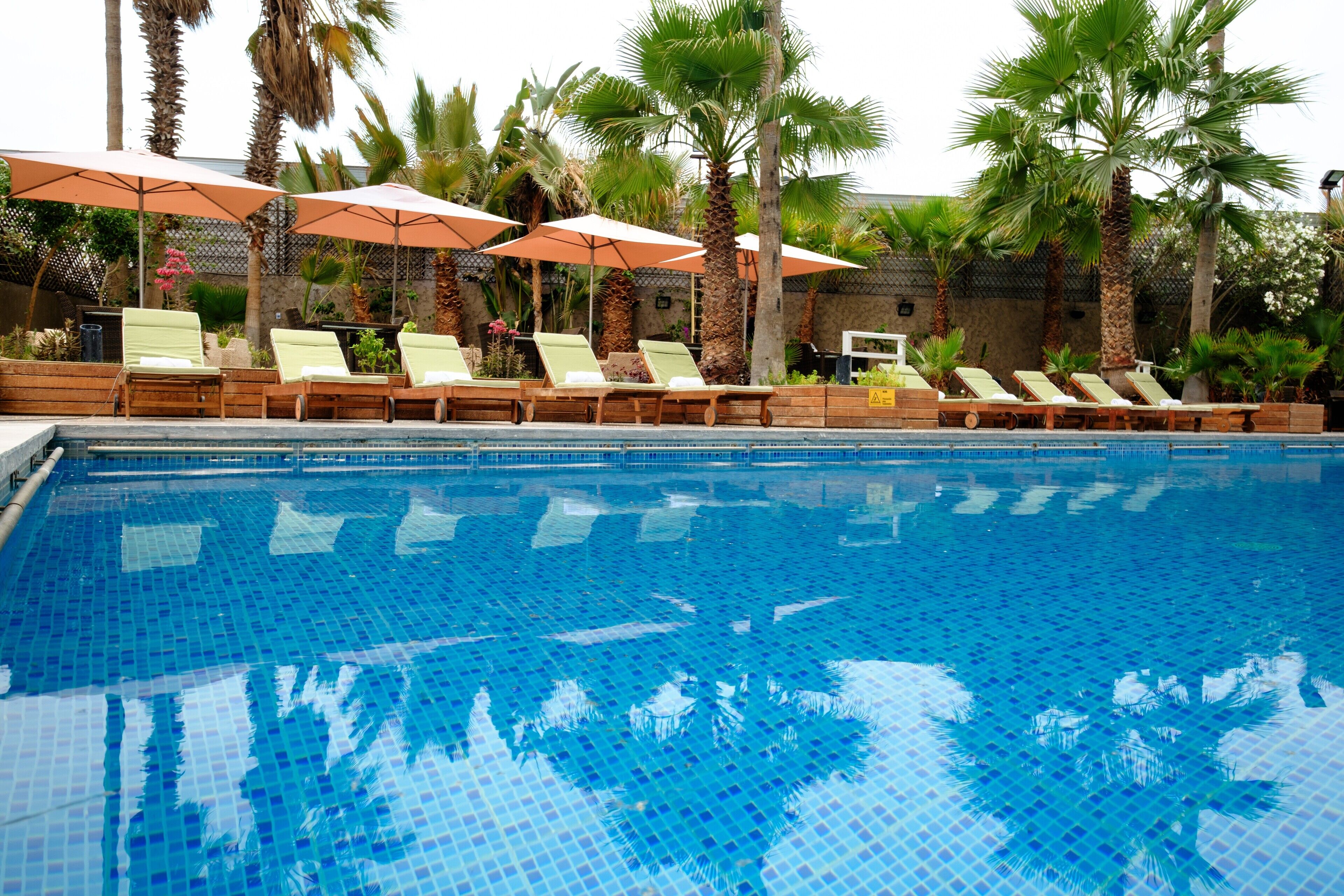 Piscina externa, guarda-sóis, espreguiçadeiras