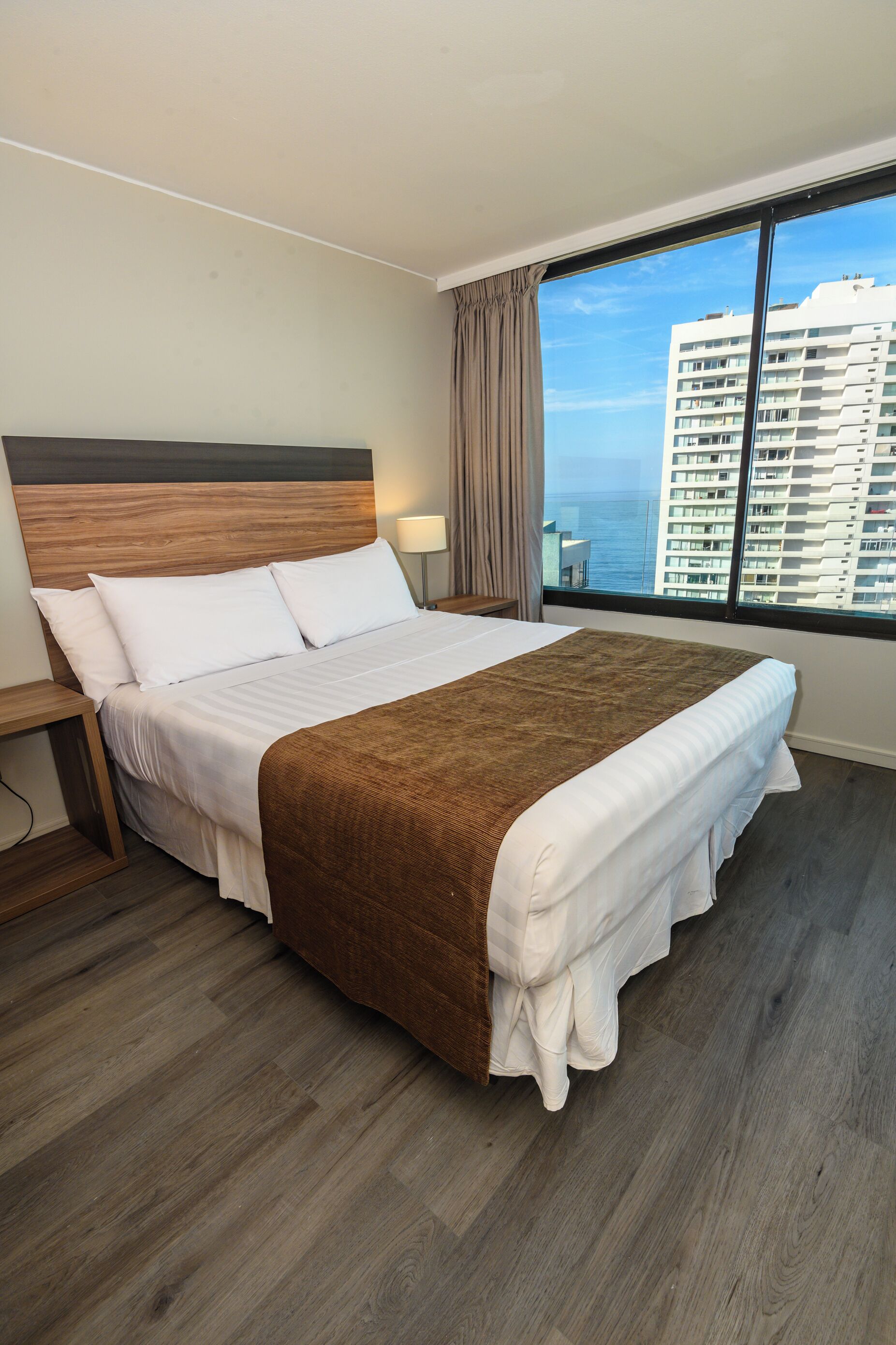 จูเนียร์อพาร์ทเมนท์, 2 ห้องนอน | เครื่องนอนระดับพรีเมียม, ตู้นิรภัยในห้องพัก, โต๊ะทำงาน, ผ้าม่านกันแสง