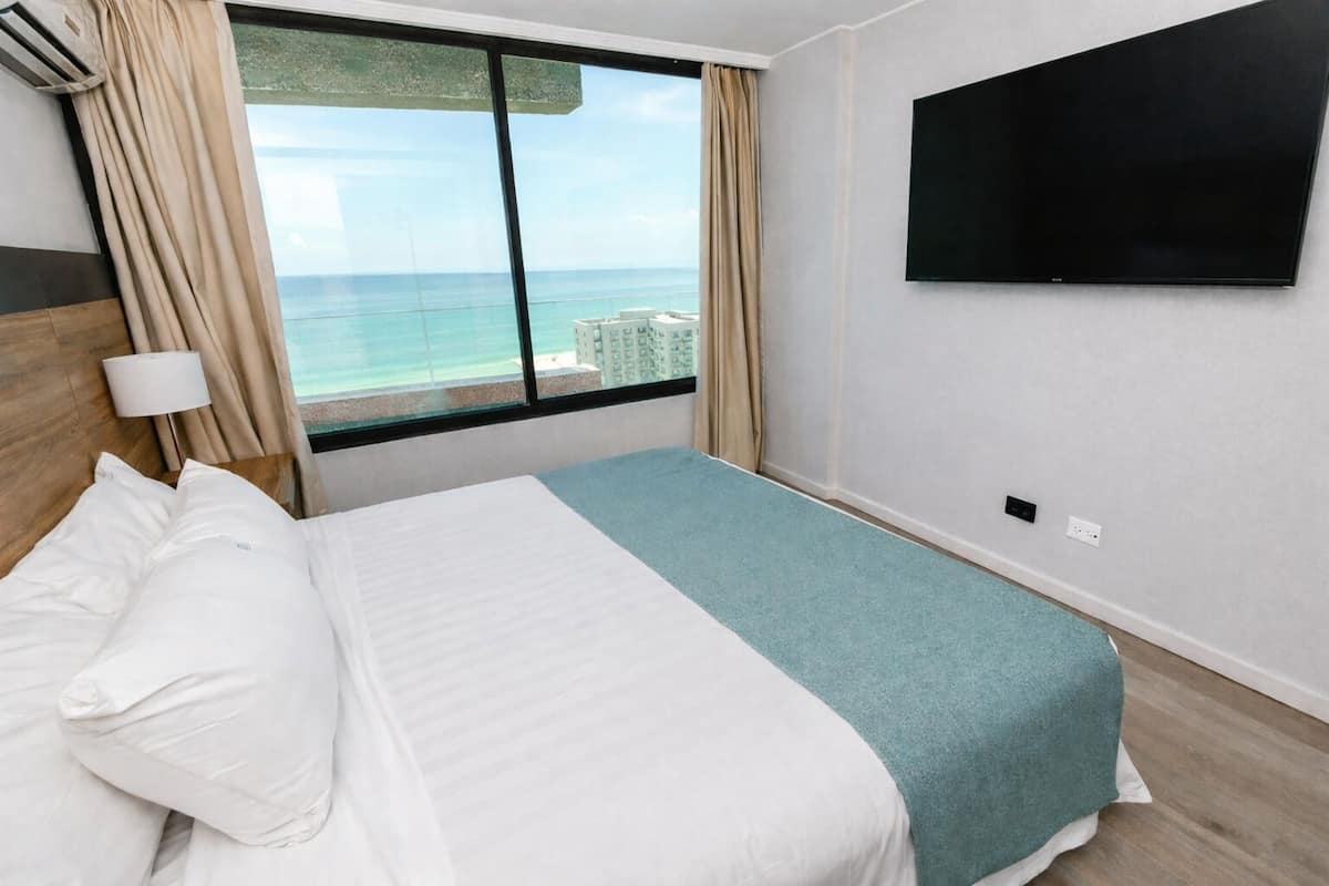 Roupas de cama premium, cofres nos quartos, escrivaninha