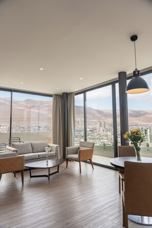 32-inch LCD TV with cable channels, TV - Studio 56 Apart Hotel by Terrado Iquique (Iquique)