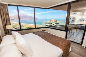 Ropa de cama de alta calidad y caja de seguridad en la habitación 