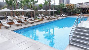 Kolam renang outdoor, dengan payung kolam renang dan kursi berjemur