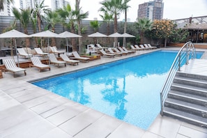 Utendørsbasseng, bassengparasoller og solsenger