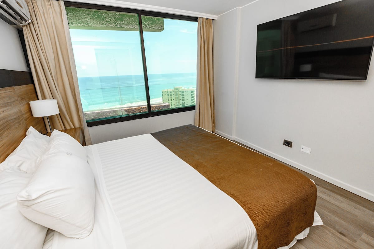 1 bedroom, premium bedding, in-room safe, desk