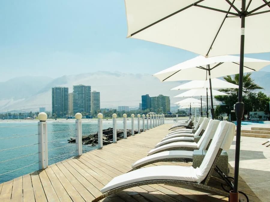 Una piscina techada, 2 piscinas al aire libre, sombrillas