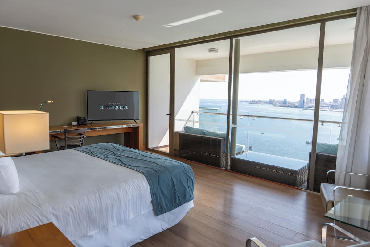 Suite Premium, pemandangan laut | Seprai premium, minibar, brankas, dan meja kerja