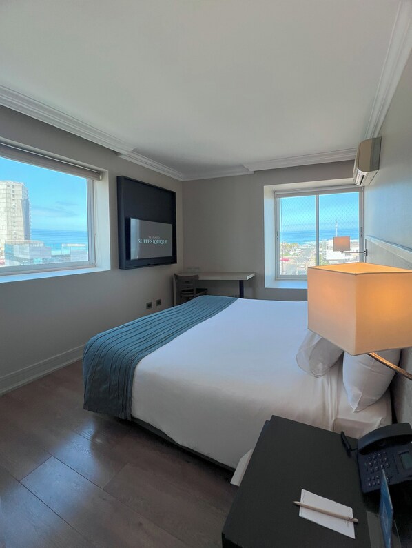Executive Double Room, 1 King Bed, City View | Premium bedding, minibar, in-room safe, individually furnished - Terrado Suites Iquique (Iquique)