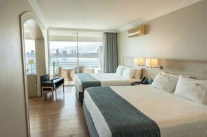 Ropa de cama de alta calidad y minibar 