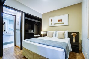 奢华客房, 1 张双人床 | 防过敏的被褥、迷你吧、客房内保险箱、办公桌