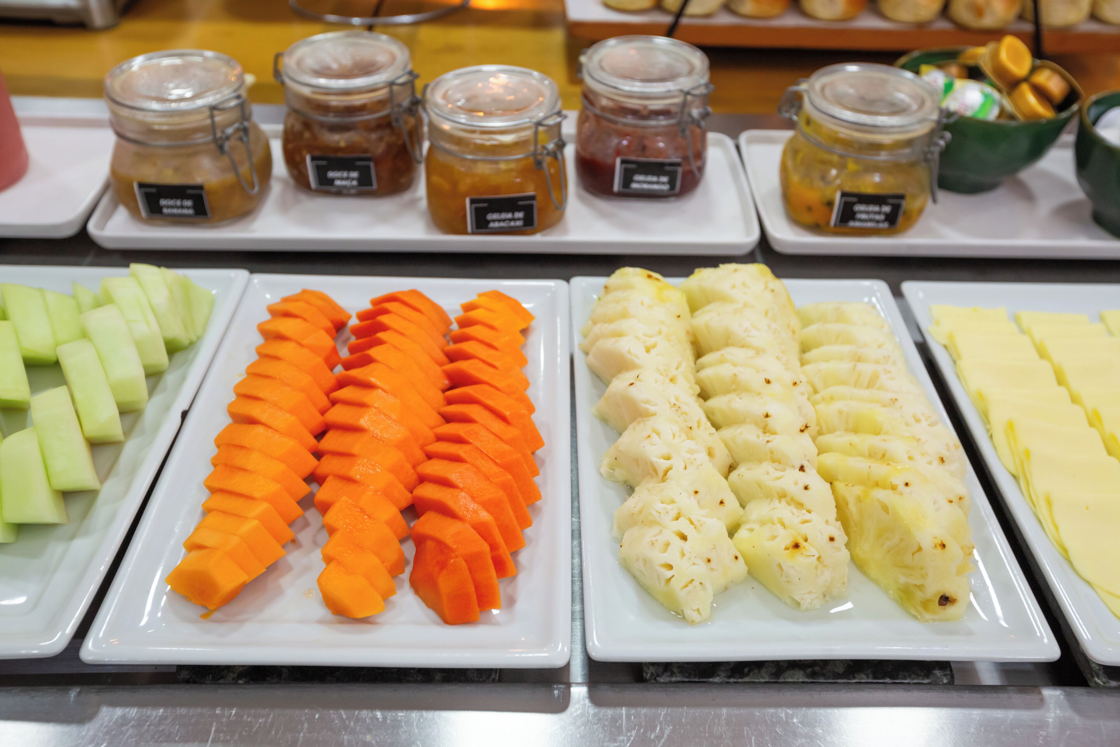 Ein Buffet mit verschiedenen Speisen, darunter Obst und Gemüse.