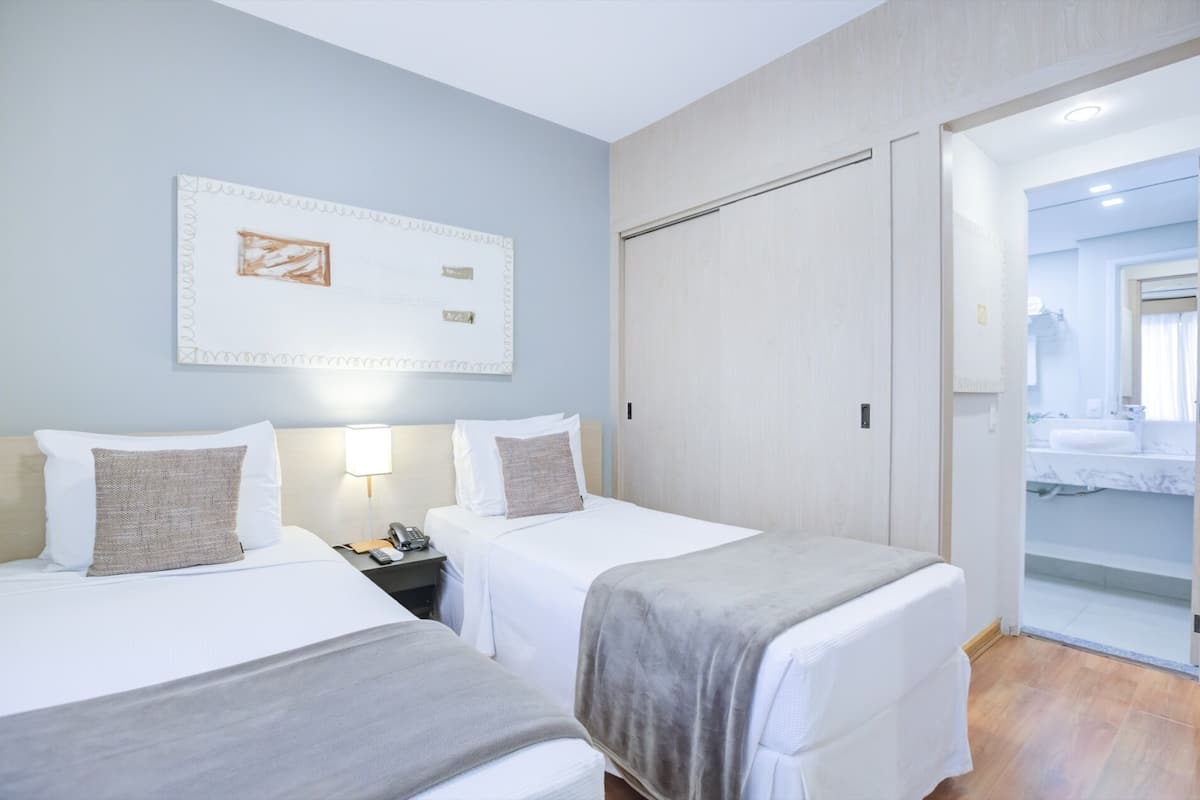Deluxe Twin Room, 2 Katil Bujang (Single) | 1 bilik tidur, peralatan tempat tidur hipoalergenik, bar mini