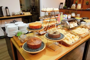 Daily buffet breakfast (BRL 45.00 per person)