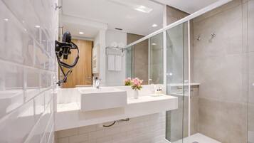 Habitación de lujo, 1 cama matrimonial | Baño | Regadera, amenidades de baño gratuitas, secadora de cabello, toallas