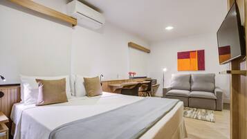 Luxury Room, 1 Double Bed | Hypo-allergenic bedding, minibar, in-room safe, desk