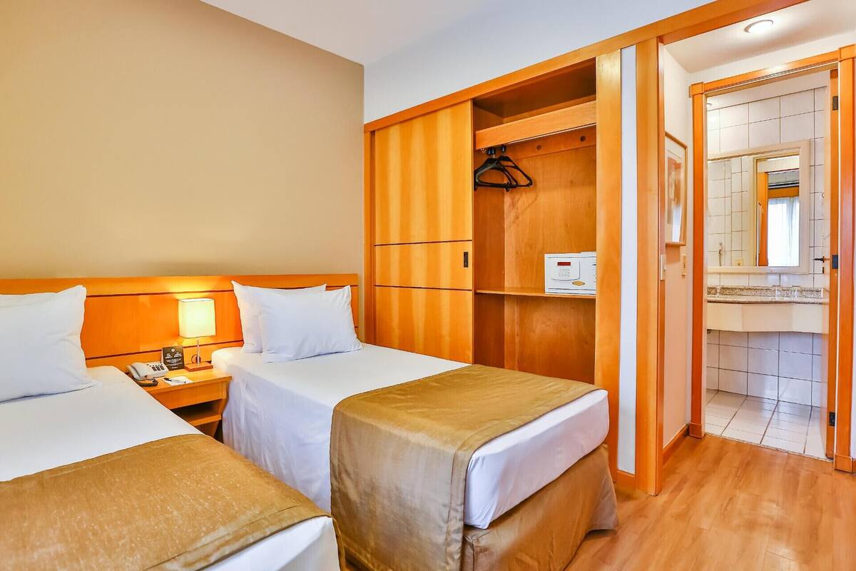 Hypo-allergenic bedding, minibar, in-room safe, desk
