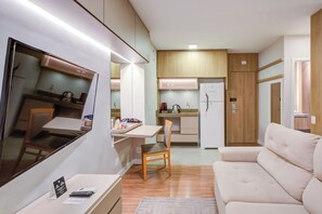 Habitación superior | Zona de estar | Televisión LED de 39 pulgadas con canales por cable