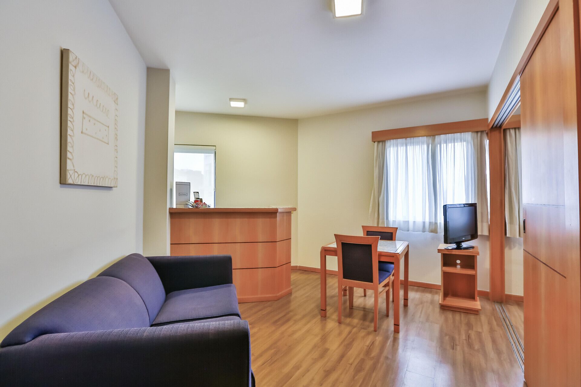 Living room | 39-inch LED TV with cable channels