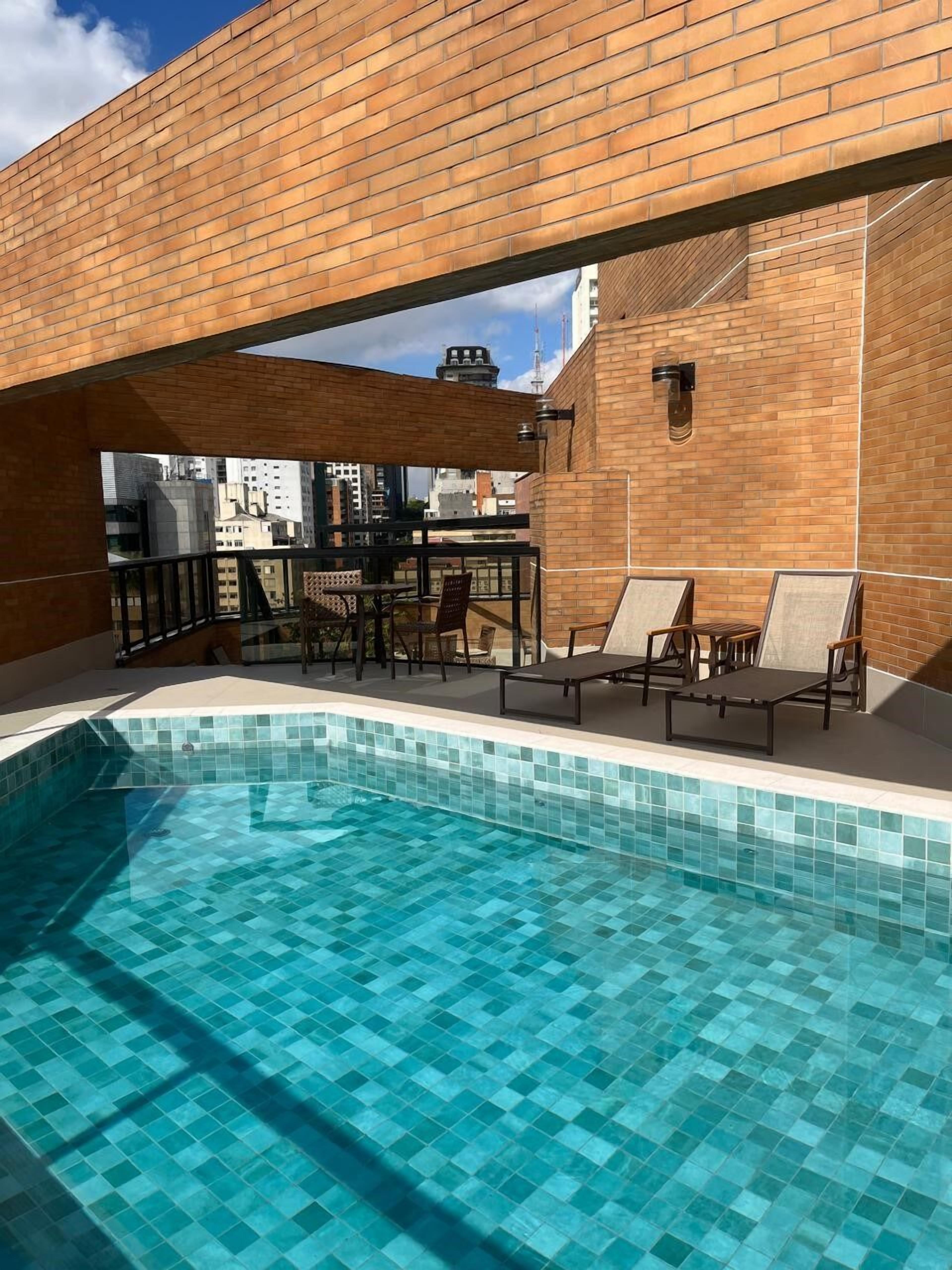 Una piscina al aire libre