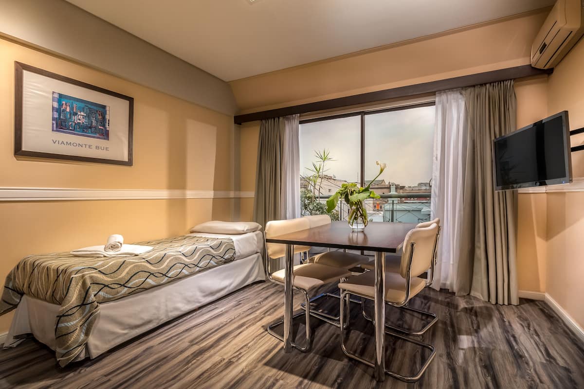 Frigobar, cofres nos quartos, cortinas blackout