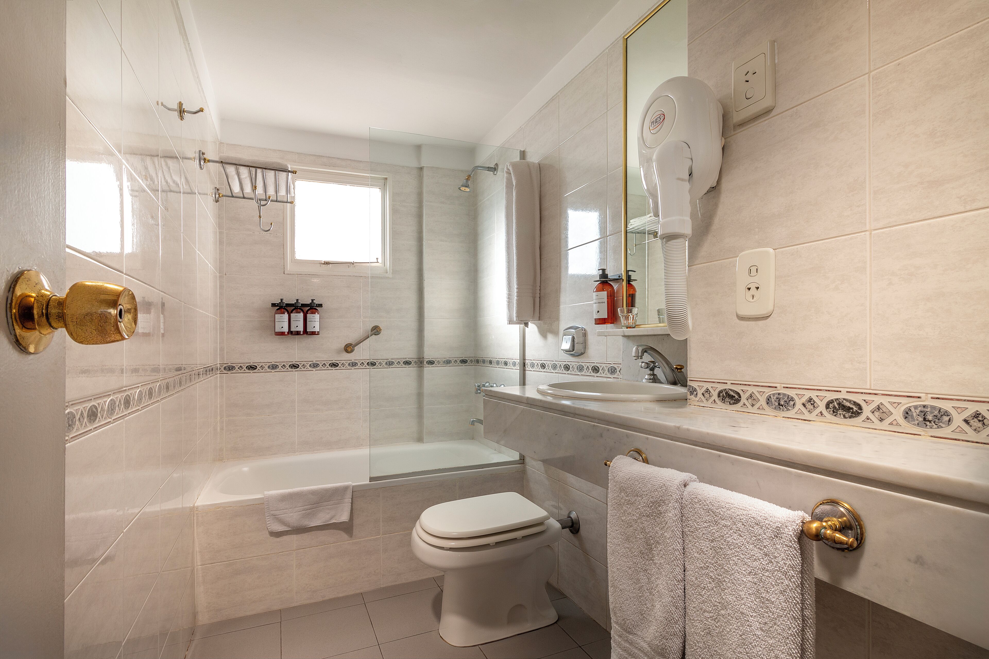 combined shower/bathtub, jetted bath, free toiletries, hair dryer