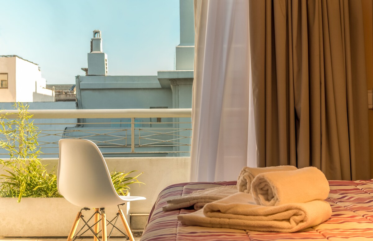 Apartamento superior | Minibar, caja fuerte, cortinas opacas y tabla de planchar con plancha
