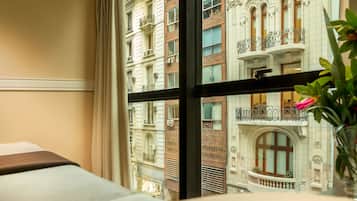 Suite ejecutiva | Minibar, caja fuerte, cortinas opacas y tabla de planchar con plancha