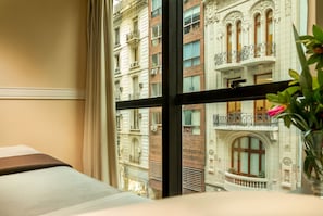 Executive Suite | Minibar, in-room safe, blackout drapes, iron/ironing board