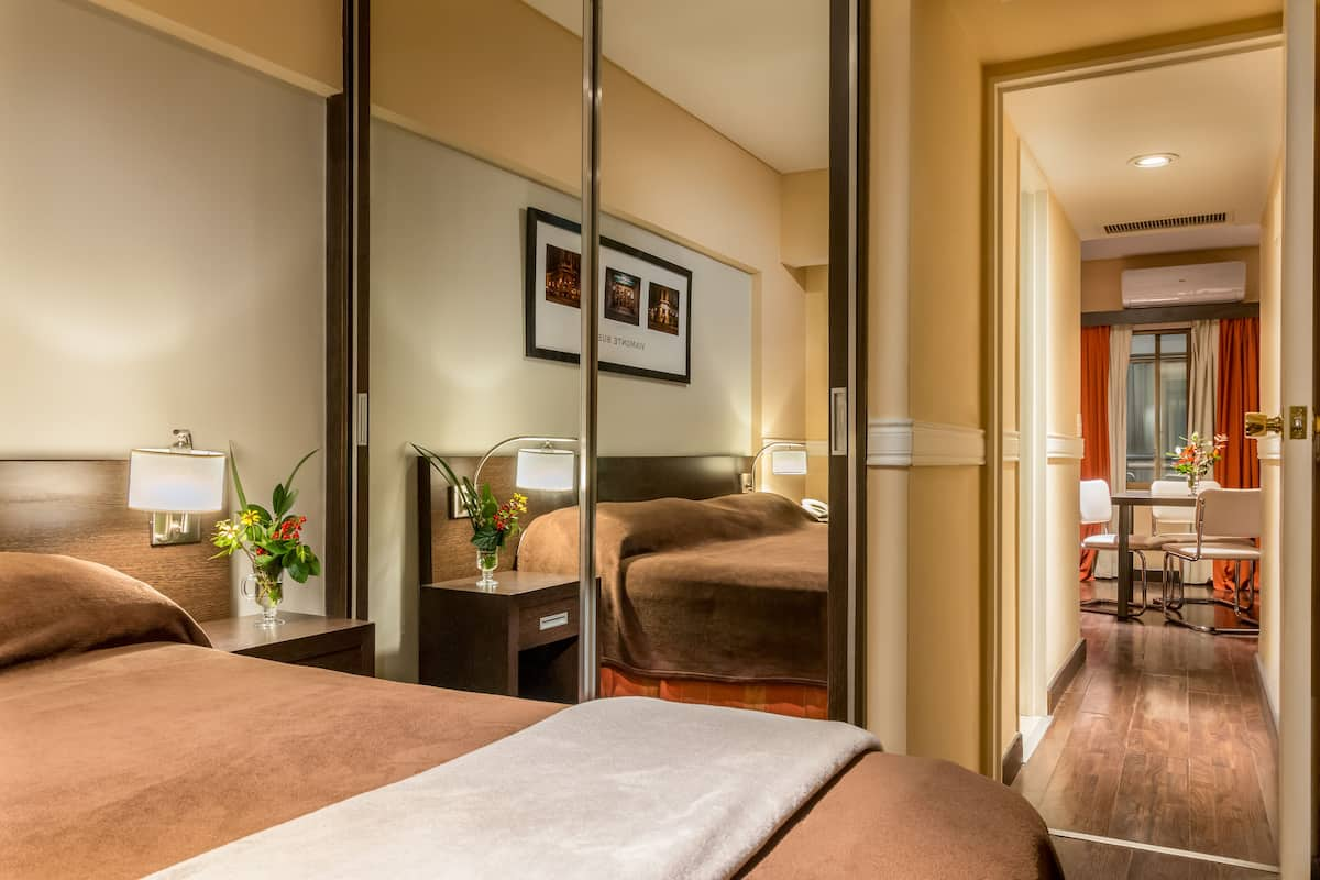 Executive Suite | Minibar, in-room safe, blackout drapes, iron/ironing board