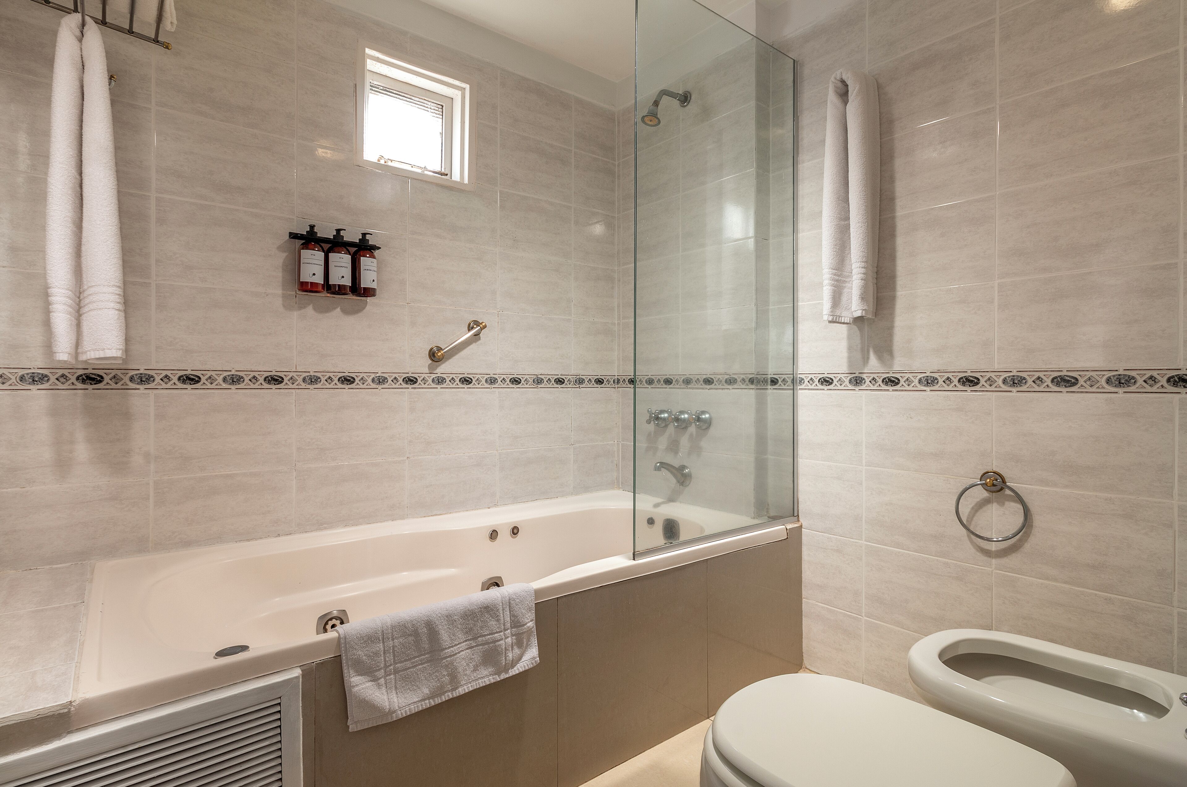 superior apartment | bathroom | combined shower/bathtub, jetted bath, free toiletries, hair dryer