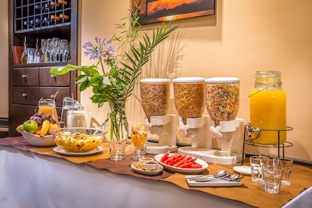 Daily buffet breakfast (ARS 10000 per person)