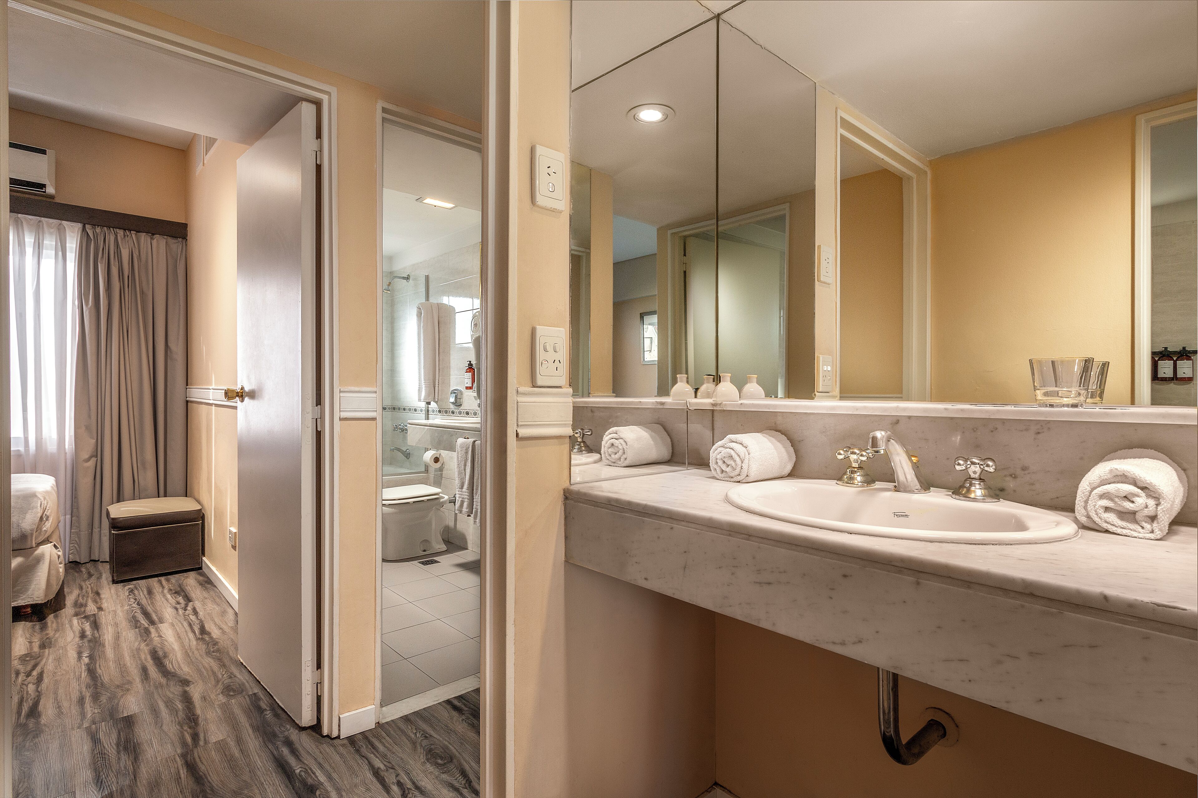 superior apartment | bathroom | combined shower/bathtub, jetted bath, free toiletries, hair dryer