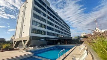 Piscina all'aperto, con ingresso dalle 11:00 alle 19:00, lettini