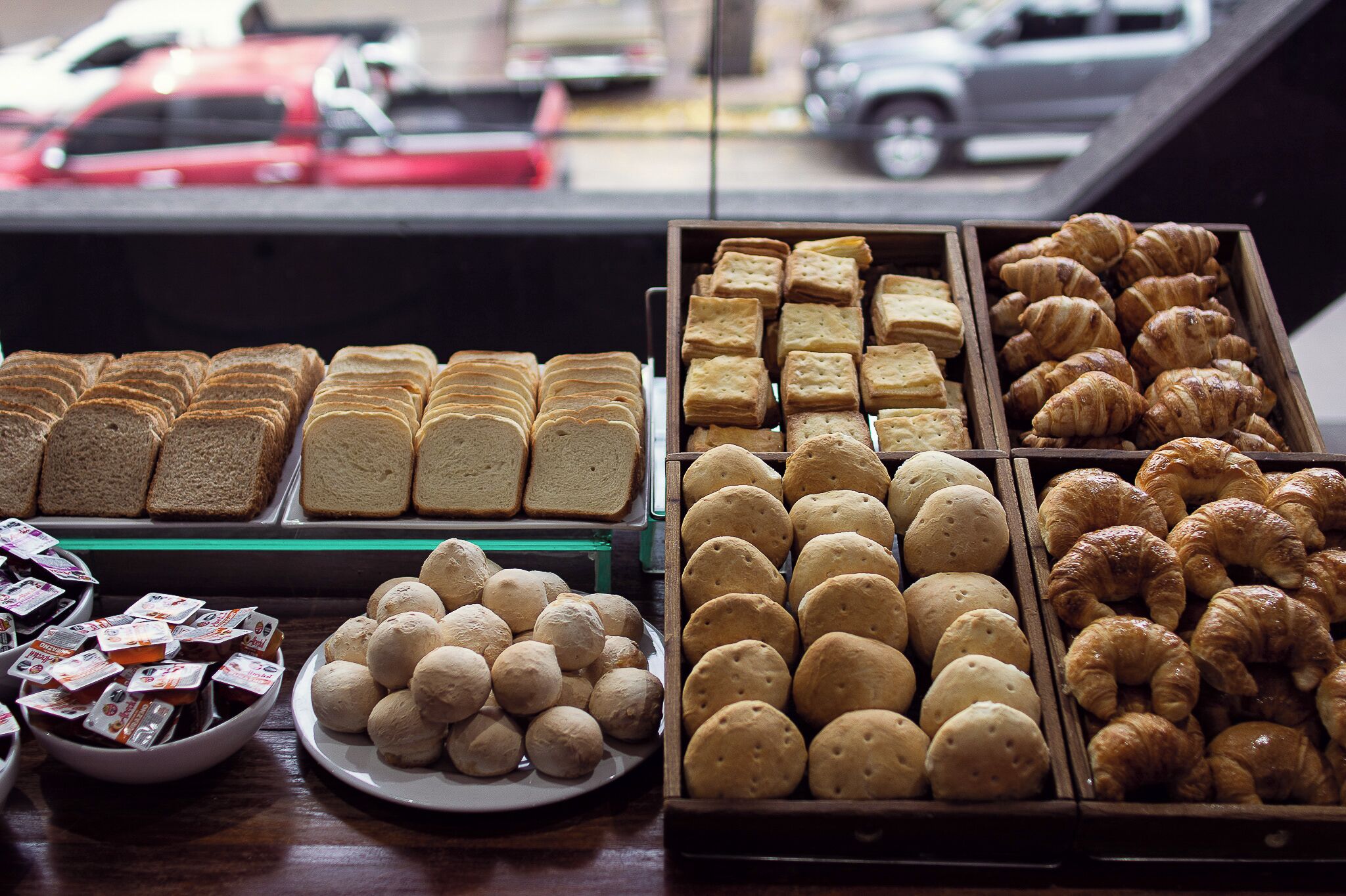 Una vitrina de panadería con diversos productos horneados.