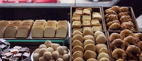 Una vitrina de panadería con diversos productos horneados.
