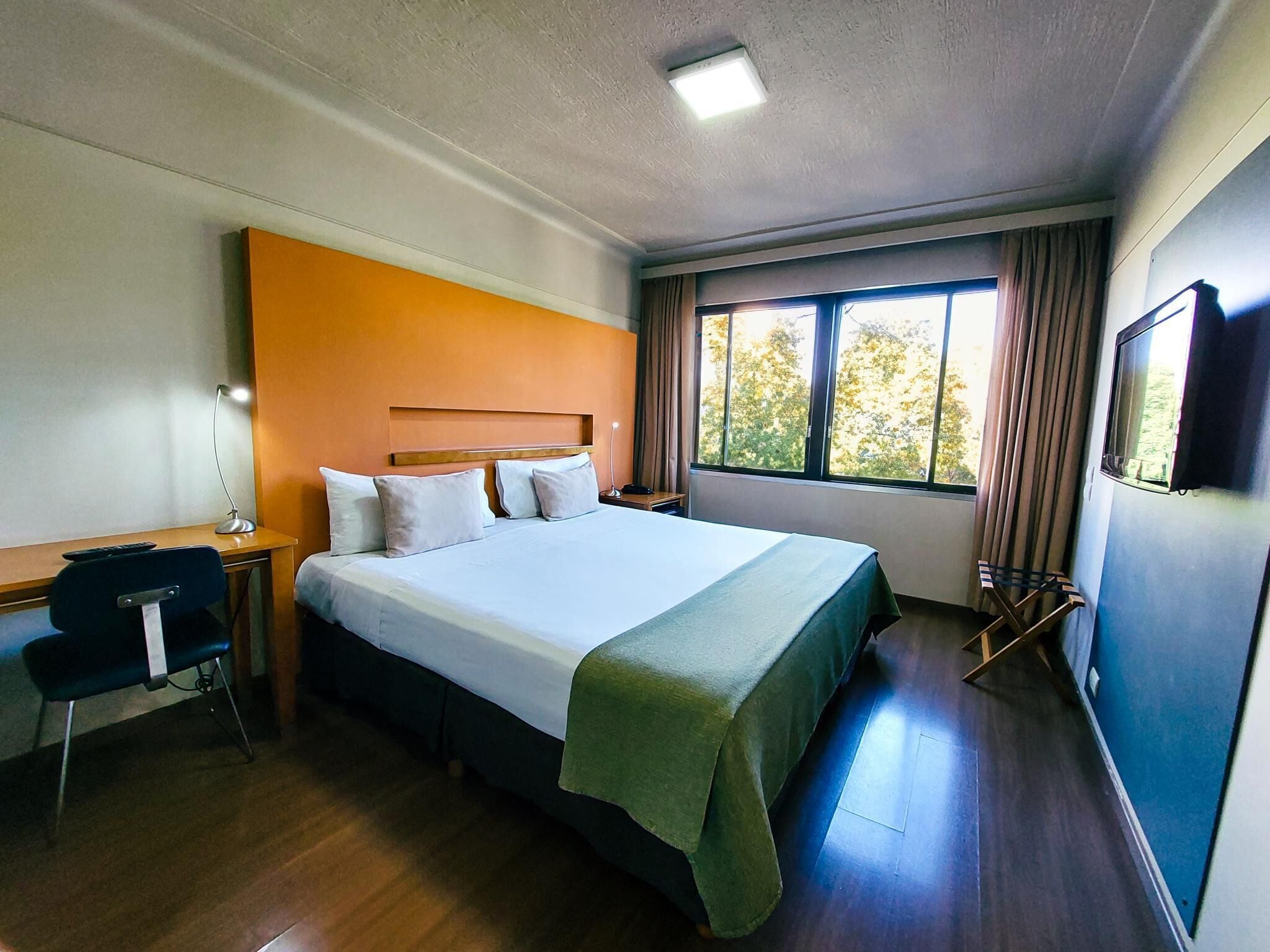 Frigobar, cofres nos quartos, escrivaninha, cortinas blackout