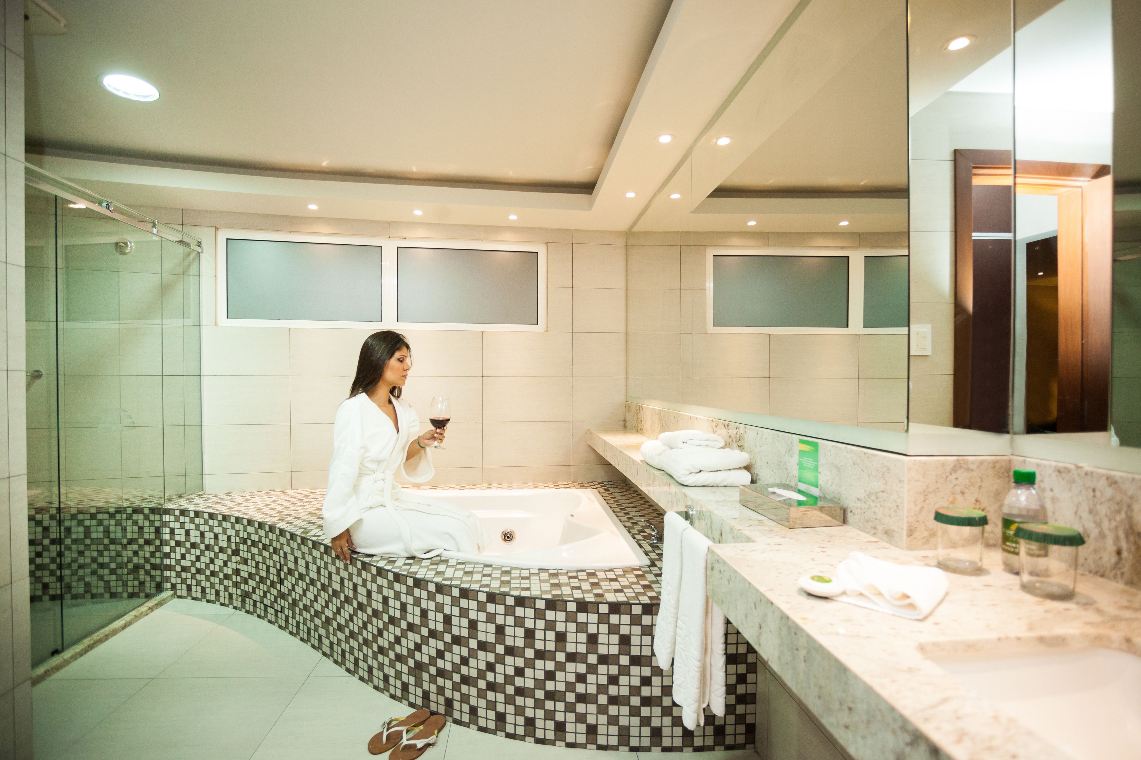 premium suite | jetted bathtub