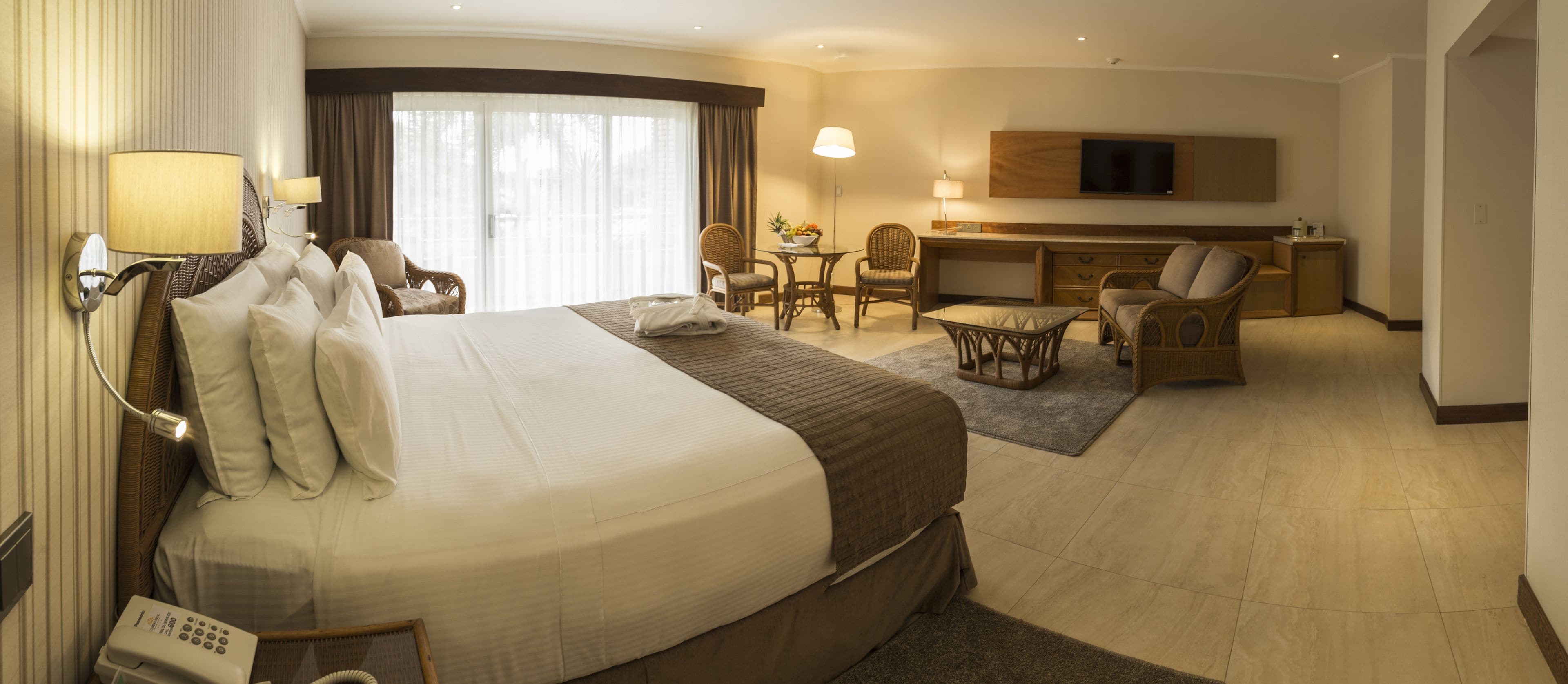 Suite | 1 slaapkamer, een minibar, een kluis op de kamer, een bureau