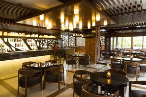 2 quầy bar/khu lounge, quầy bar ngay sát hồ bơi, quầy bar bên hồ bơi 