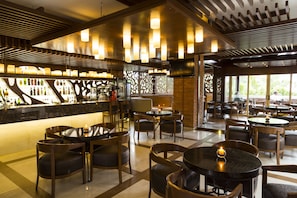 2 bars/lounges, swim-up bar, poolside bar