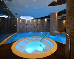 Indoor spa tub