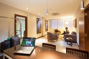 Master Suite | Minibar, in-room safe, desk, laptop workspace