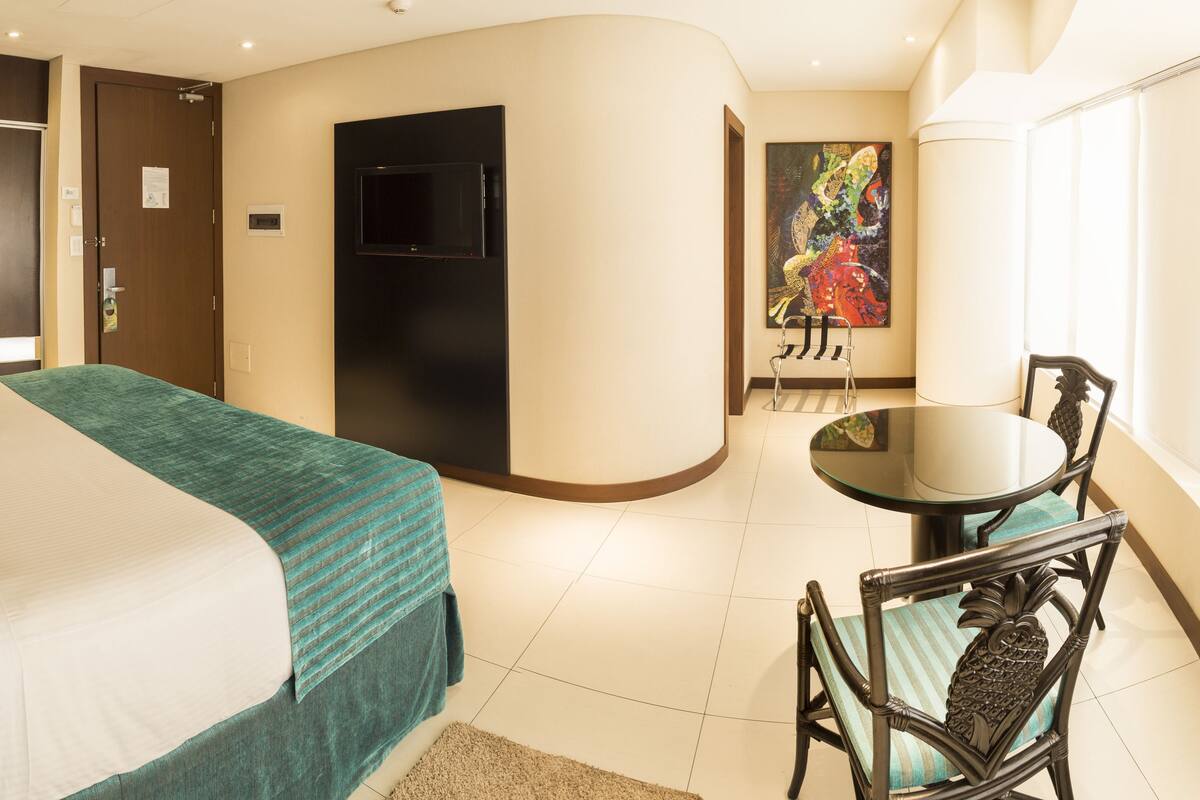 Superior Room, 1 King Bed | 1 bedroom, minibar, in-room safe, desk