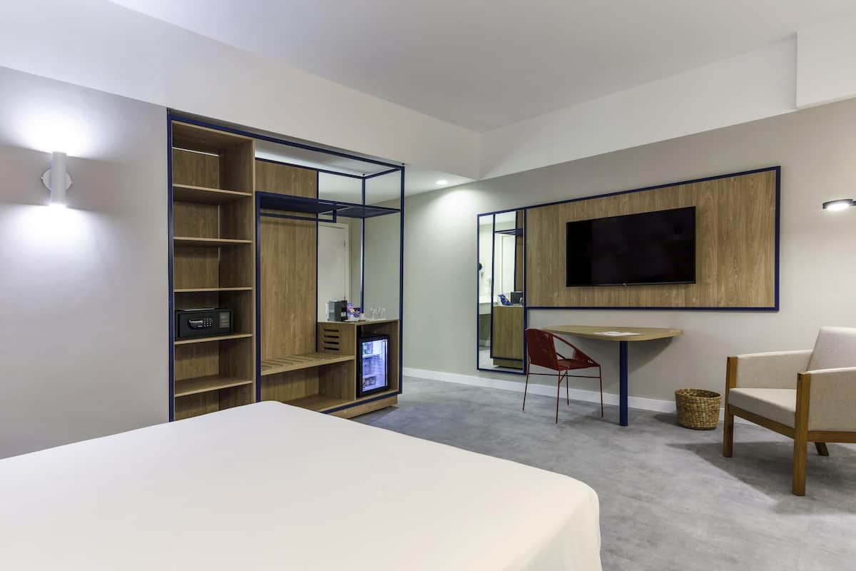 Habitación de lujo, 1 cama King size, vista a la playa | Minibar, caja de seguridad en la habitación y escritorio
