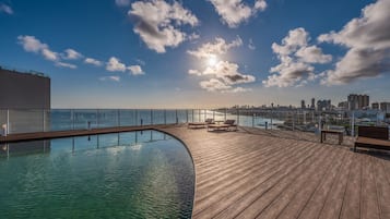 Kolam renang terbuka, kerusi lepak pantai