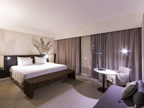 Minibar, in-room safe, desk, laptop workspace - Novotel Salvador Rio Vermelho (Salvador)