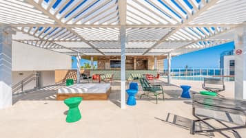 Bar en bord de piscine