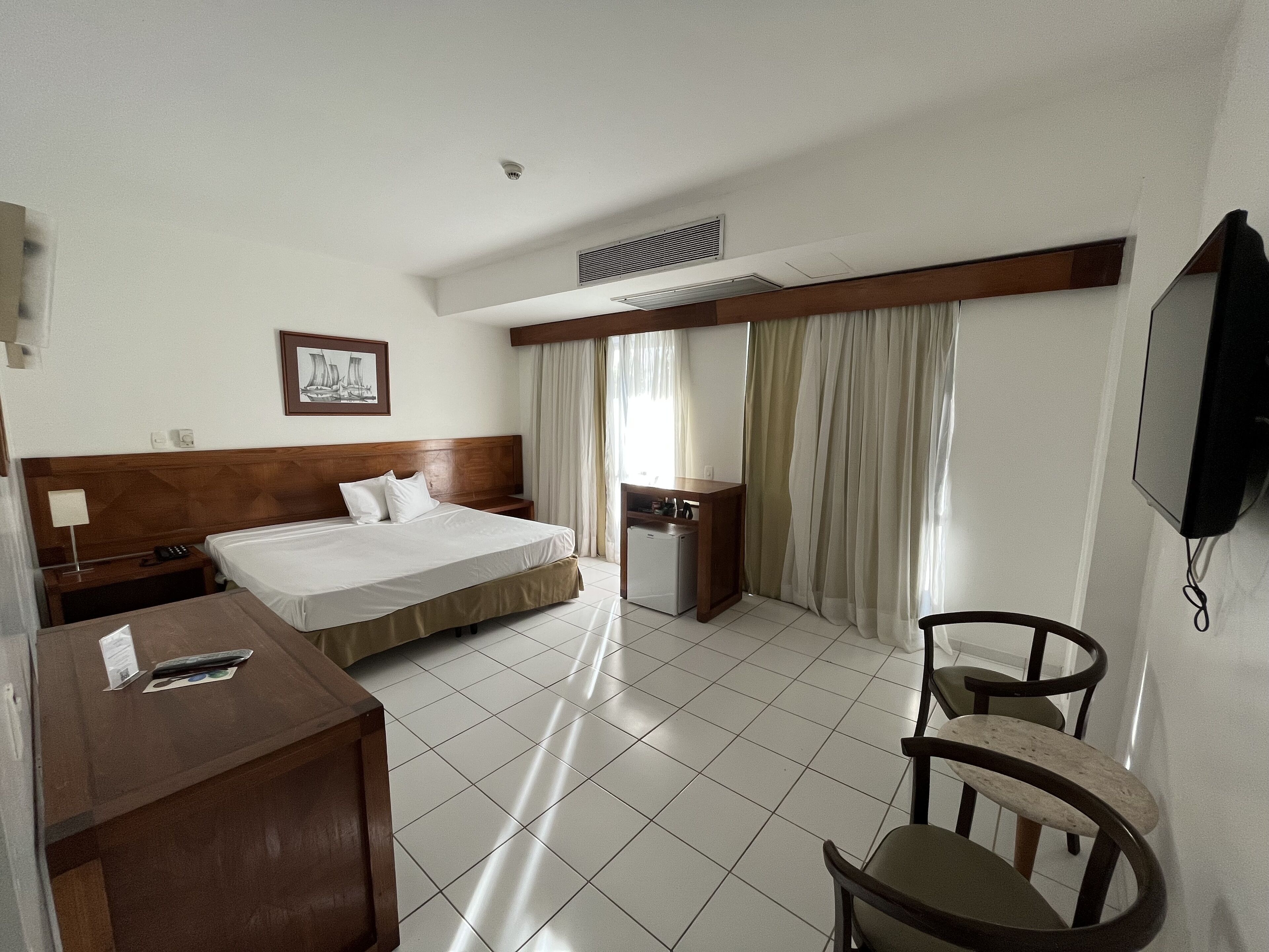 standard room, 1 king bed | minibar, in-room safe, desk, laptop workspace