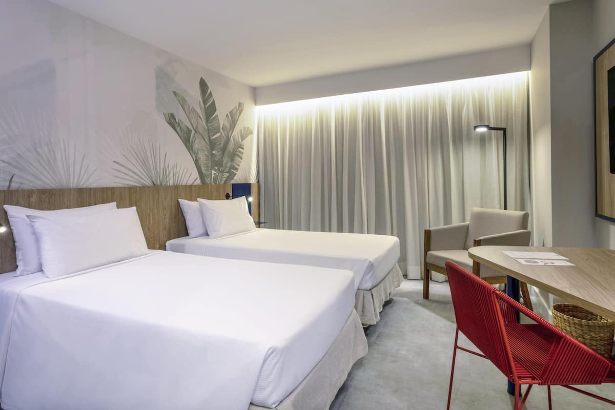 Superior-rum - 2 dubbelsängar | Minibar, värdeförvaringsskåp på rummet och skrivbord